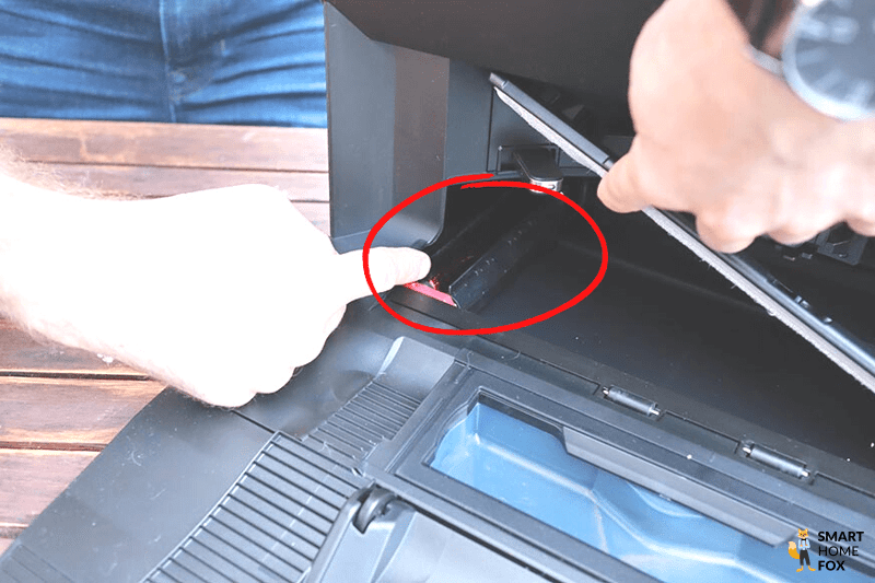 Чистящая щетка на станции Roborock S7 MaxV Ultra на снимке крупным планом